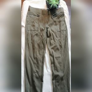 Susie shear size medium green dress pants with zipper detail pocketsn
